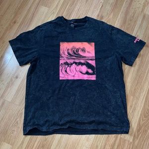 Graphic Tess with waves on the shirt with pink